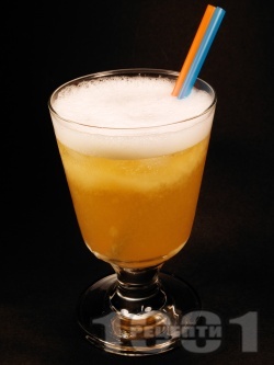 Коктейл Гърмяща змия с уиски, мастика (перно) и лимонов сок - снимка на рецептата